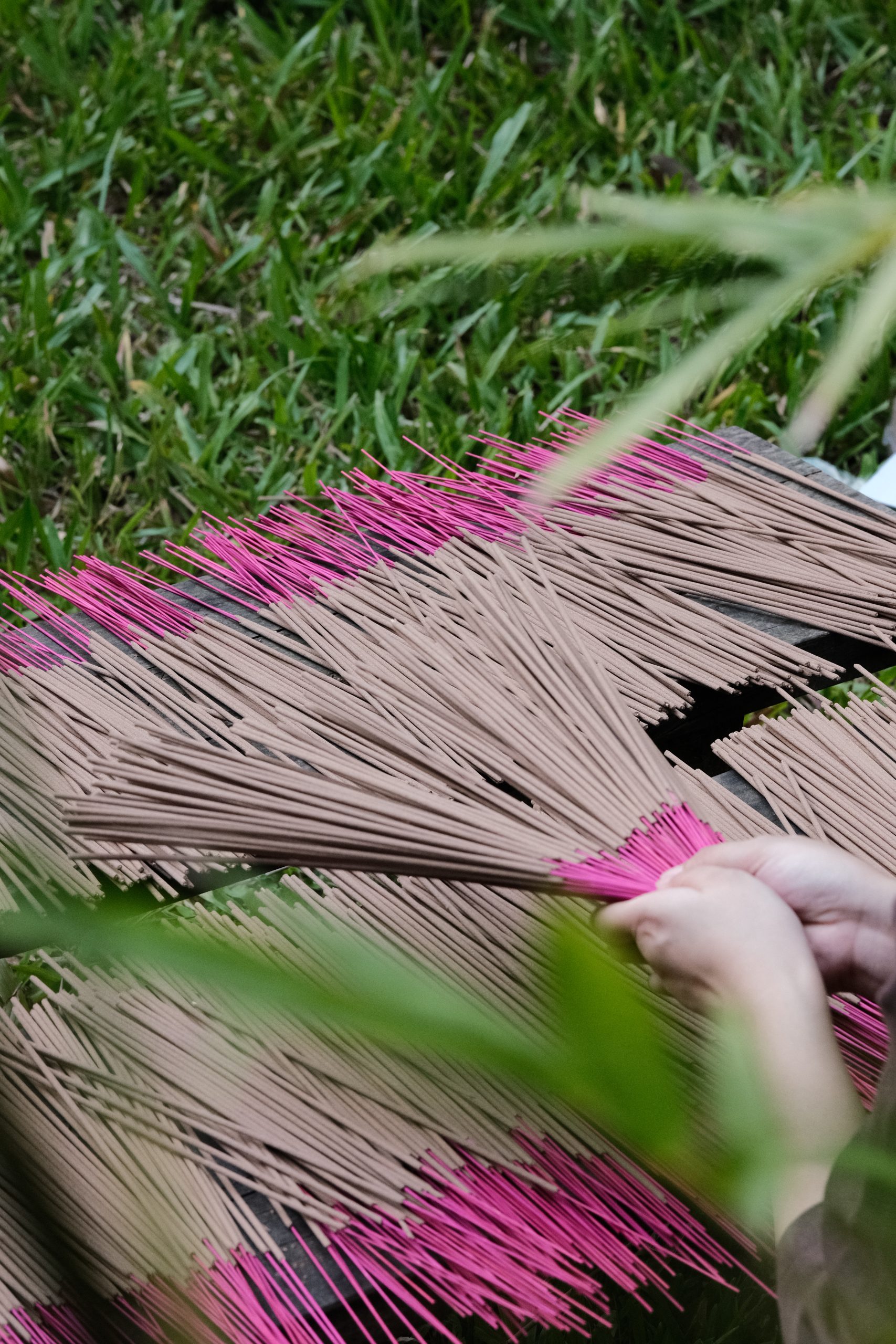 Nhang Trầm Hương Có Tăm Tiệm Huế – Bó 200 Que Nhang Chân Đỏ - Ảnh 4