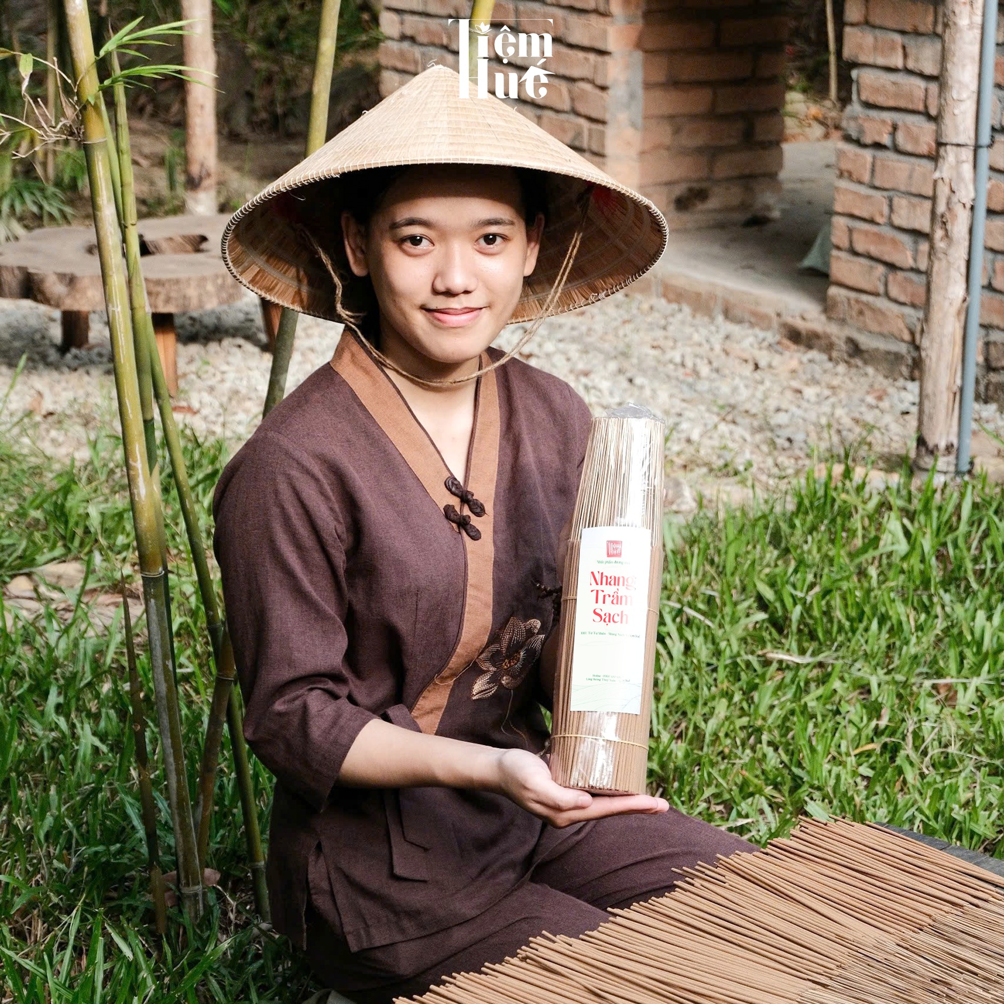Alternative view of Nhang Quế Có Tăm Tiệm Huế – Bó 500 Que Nhang Không Nhuộm Chân